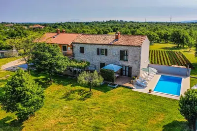 Image de Maison de vacances avec piscine privée dans le village de Bulići