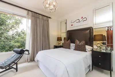 Image de Suite exécutive de luxe avec vue sur un parc verdoyant et une réserve ornithologique