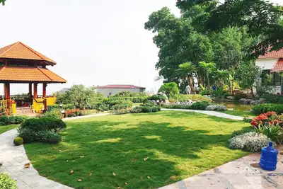 Image de Maison de Printemps avec Vue sur le Jardin
