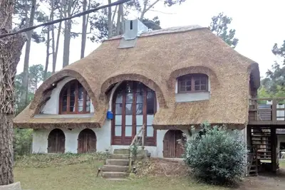 Image de Maison de conte de fées stratégiquement située près de tout dans un quartier calme