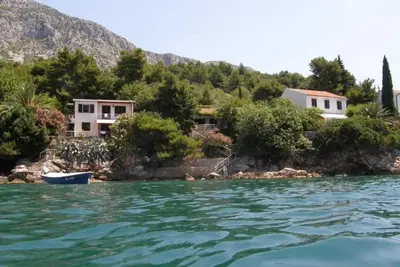 Image de Maison en bord de mer avec plage privée, parking privé, jardin et place pour bateau