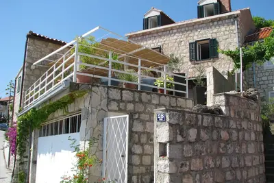 Image de Confortable maison de vacances Doris Ă Mlini avec terrasse, bain Ă remous, barbecue et vue sur la mer