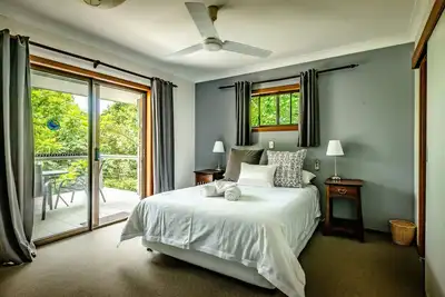Image de Retraite privée en bordure de ville avec piscine et spa!