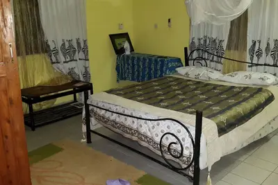 Image de Simple, propre et chaude, Friendly Home, avec une chambre spacieuse salle de bain avec Ac