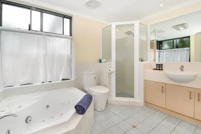 Image de Appartement Indépendant 1 Chambre Dolphin Lodge avec Baignoire Spa