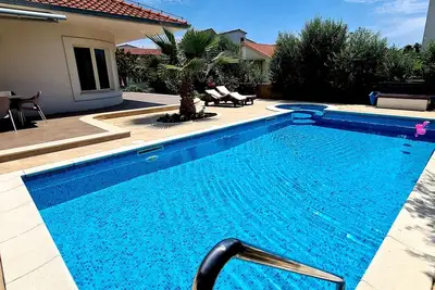 Image de Piscine, jacuzzi, billard, piano - idéal pour les familles