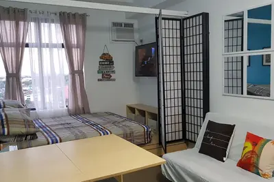 Image de Unité de condo studio confortable avec vue imprenable sur la ville