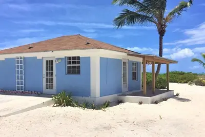 Image de Lovers Hideaway - Belle maison d'une chambre nichée sur une plage privée