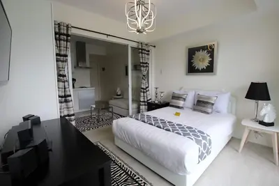 Image de Azure Chic N 'Cheap Staycation
