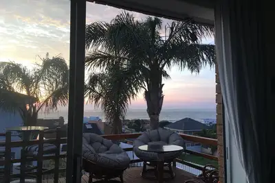 Image de Flatlet Self Catering avec une vue imprenable sur la mer! Près de renommée mondiale