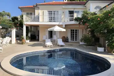 Belle villa avec vue et piscine, à 1 minute à pied de la plage