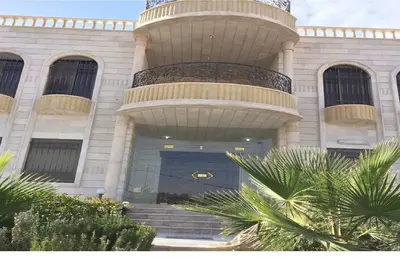 Image de Villa de luxe, piscine privée, balcon, jardin, style américain moderne, deux étages.