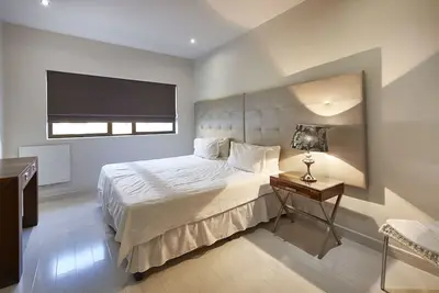 Image de Appartement de luxe de 4 chambres avec lit king et lits jumeaux à Sandton Cbd