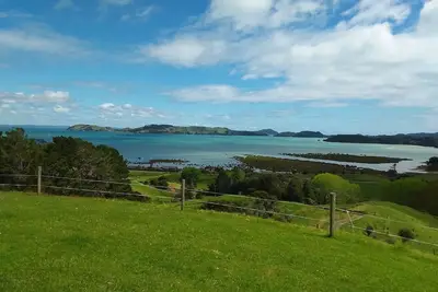 Image de Superbes couples \/ escapade en famille avec vue panoramique sur l'océan, les îles et la montagne.