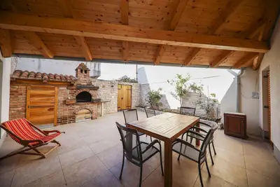 Image de Appartement avec barbecue, grande terrasse et entrée séparée dans une rue calme
