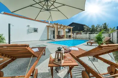 Image de Villa Casa Nova avec piscine à seulement 130m de la plage de sable