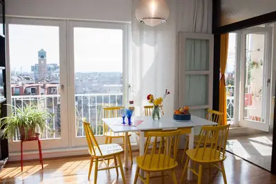 Image de Spacieux appartement design dans le centre avec une vue panoramique