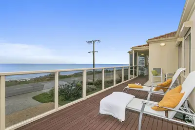 Image de Hayman - 8 Guests | 3 Bedrooms | 5 Beds | 2 Bathrooms - Master Bedroom: Queen bed, Bedroom 2: 2 Single Beds, Bedroom 3: Queen bed, Lounge: Sofa Bed