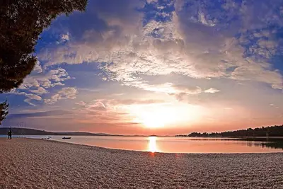 Image de Appartements Sinkic, Pirovac, sont situés directement sur la plage de gravier Lolic! :-)