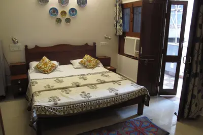 Image de Chambre bien aménagée près de Hathroi Fort