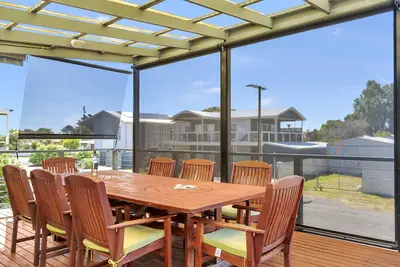 Image de Green Reef Beach House - 10 Guests | 4 Bedrooms | 7 Beds | 2 Bathrooms - Master Bedroom: Queen bed, Bedroom 2: Queen bed, Bedroom 3: Queen bed. Bedroom 4: 2 Sets of Bunk Beds