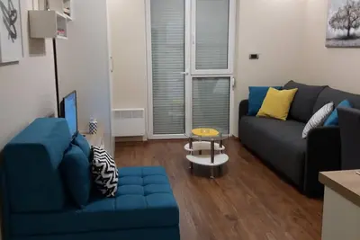 Nov, potpuno opremljen moderan apartman u centru Zlatibora. Nouveau, entièrement modernisé