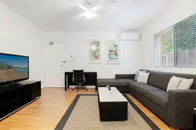 Image de Appartement entier de 2 chambres dans un emplacement central