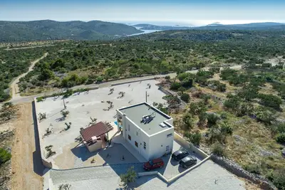 Image de Villa exclusive pour 8 personnes avec piscine chauffée et jardin d'oliviers avec vue sur la mer