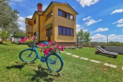 Image de Appartement avec jardin et belle vue, bain à remous, WiFi, climatisation, parking, pour 4-6 personnes