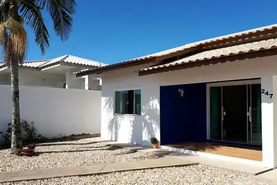 Image de Nouvelle maison de 3 chambres, près de Beto Carrero et de la plage.