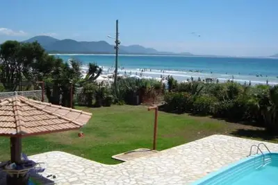 Image de Maison en bord de mer avec bar au bord de la piscine au bord du lagon