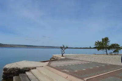 Appartement2 + 1 nouveau, entièrement équipée. 30 mètres de la mer! 1km de Np Paklenica