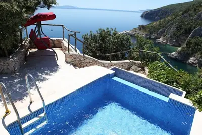 Image de Villa unique sur la falaise avec piscine et vue spectaculaire