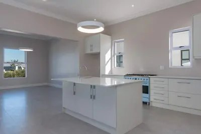 Image de Nouvelle maison moderne située dans une ferme d'oliviers
