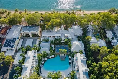 Image de Fig Oasis Poolside Resort Living at The Beach Club