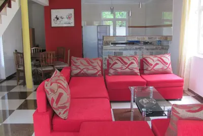 Image de L'appartement de trois chambres est spacieux et abordable.