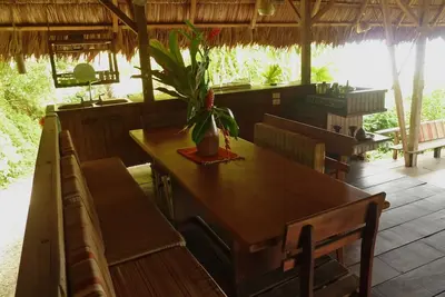 Image de Off the Grid Bungalow entouré par la forêt tropicale et