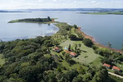 Image de Cottage dans le barrage de Chavantes, avec plage, piscine, rampe de mise à l'eau, île