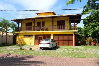 Image de Maison Standard Haute avec Piscine, Barbecue et Parc pour Enfants