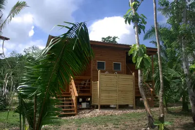 Image de Chambre confortable dans un beau jardin avec climatisation, piscine - proche Atm, Caracol. . .