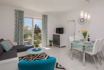 Image de Appartement moderne avec balcon donnant sur le centre-ville