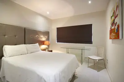Image de Villa standard de 4 chambres entièrement desservie avec lit king et lits jumeaux à Sandton Cbd