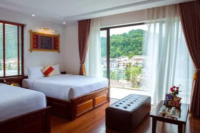 Chambre spacieuse avec 2 lits queen et grand balcon dans la ville de Sapa