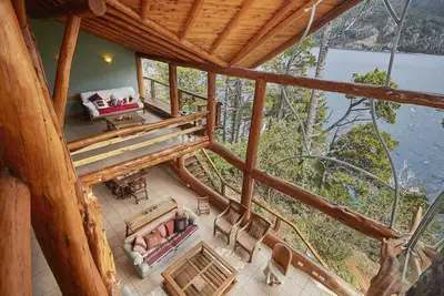 Image de 4 Bed / 5 Bain, Luxe Lakefront Home