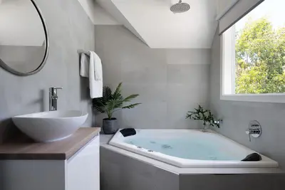 Image de Briars Loft est un Cottage 2 Br, parfait pour les week-ends romantiques et les escapades en milieu de semaine