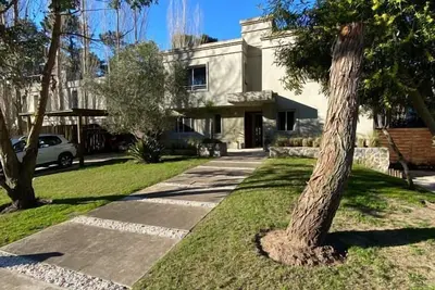 Image de Spectaculaire maison dans un quartier fermé à Rincon del Indio près de la mer