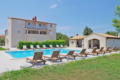 Image de Appartement moderne pour 4 personnes, piscine commune, village de Rakalj