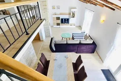 Image de Loft Moderne Deux Niveaux \"Karlo\" Avec Balcon