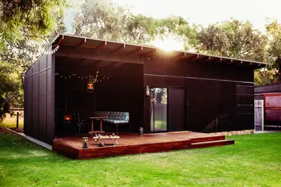 Image de Eagle Bay Cabin - une perle rare avec accès direct à la plage et grande pelouse.