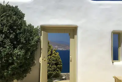 Image de Joyau caché mykonien - parfait pour les jet-setteurs boho chic et les amateurs de planche à voile